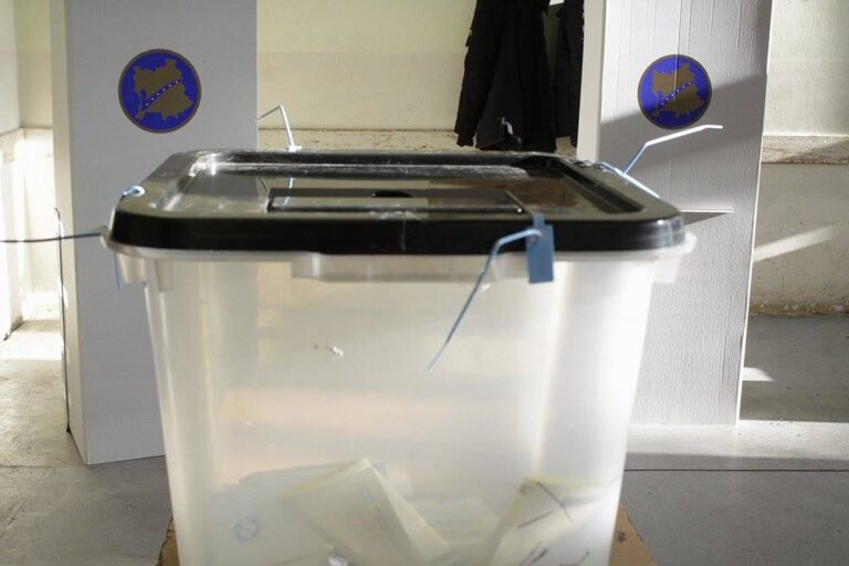 KQZ-ja pranon mbi 2 mijë e 300 pako me fletëvotime nga diaspora