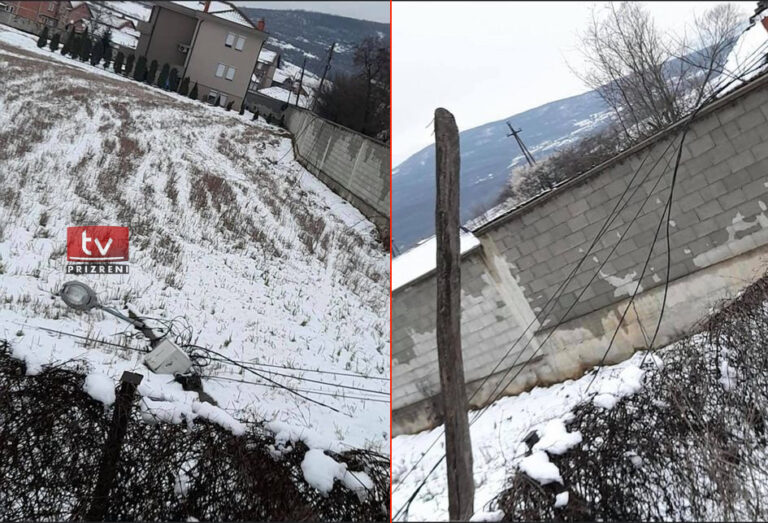 Rrëzohen shtyllat elektrike në fshatin Piranë, rrezikohen banorët