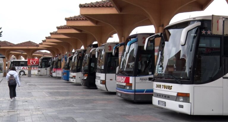 Paralajmërohet nisja e mbi 1 mijë autobusëve drejt objektit të qeverisë