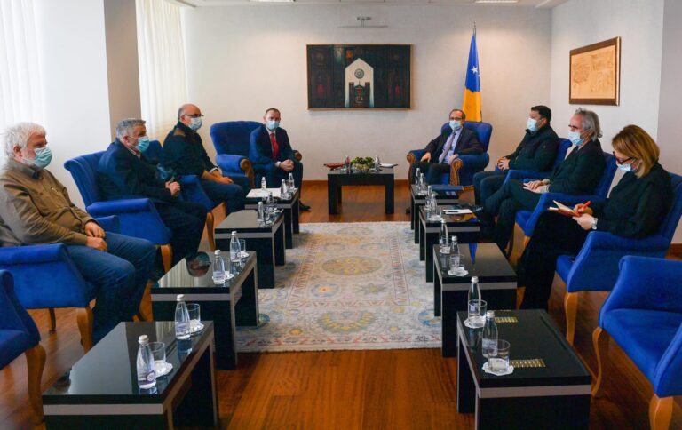 Sot do të vendoset për masat e reja anti Covid-19 në Kosovë – Hoti mban takim me Zemajn