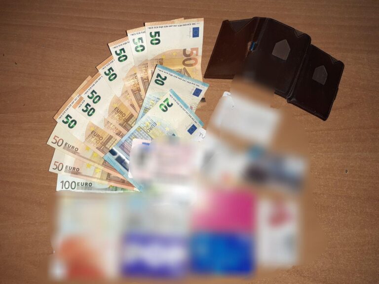 Harroi në taksi kuletën me mbi 500 euro, taksistit nga Fushë Kosova i dorëzoi në Polici