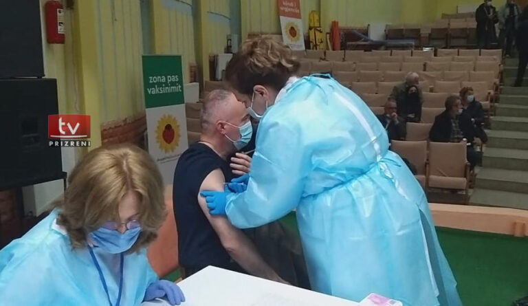 Sot, në mëngjes në qytetin e Kukësit ka filluar vaksinimi i 208 mjekëve nga Kosova
