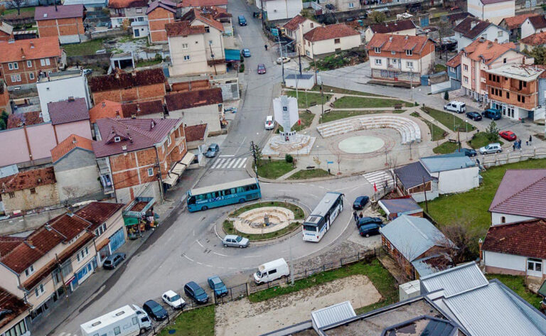 Në Zhur, shoferi shkel këmbësorin dhe ik nga vendi i ngjarjes