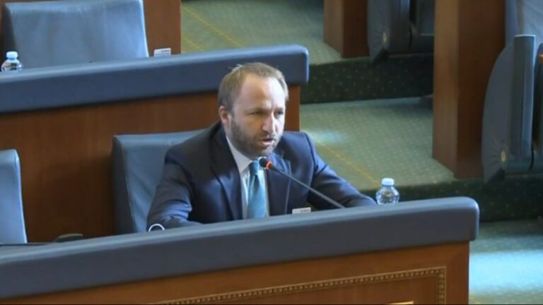 Abelard Tahiri emërohet kryetar i Grupit Parlamentar të PDK-së