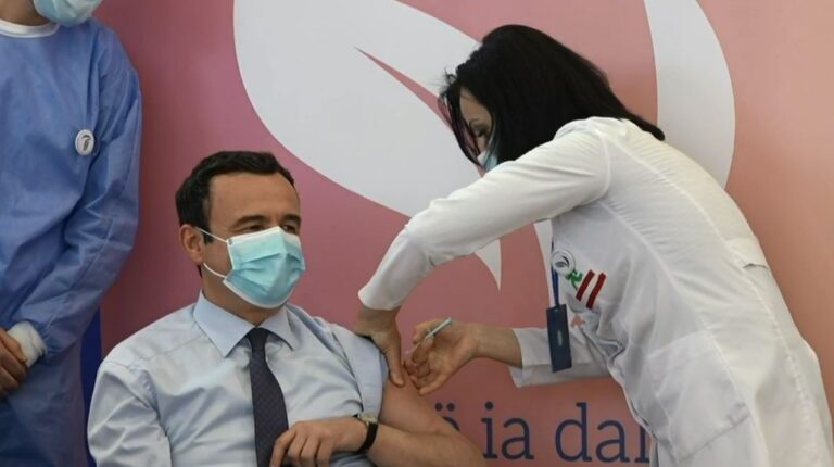 Kryeministri Albin Kurti vaksinohet kundër COVID-19