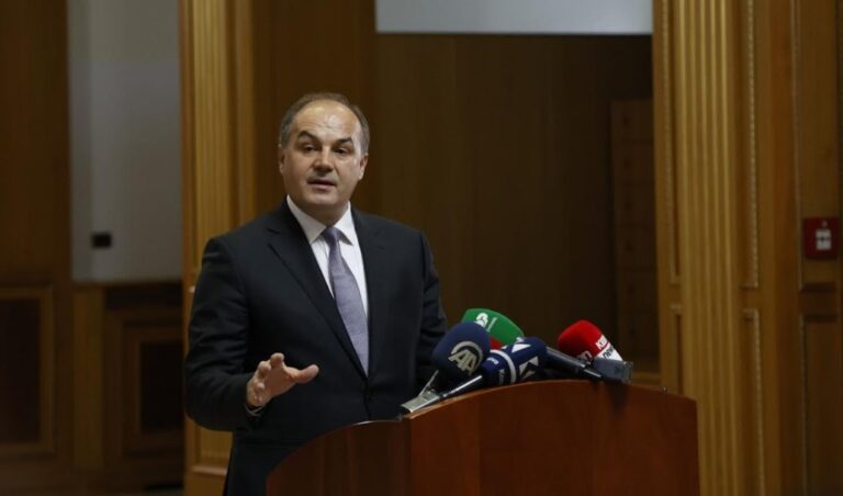 Hoxhaj nuk i shkon në takim Kurtit