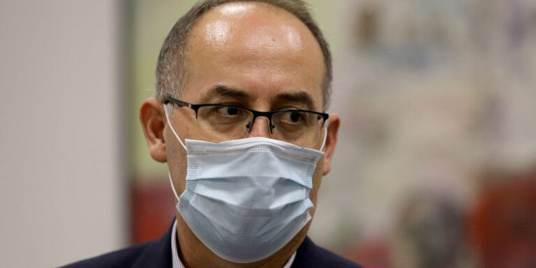 Mikrobiologu Lul Raka vaksinohet kundër COVID-19