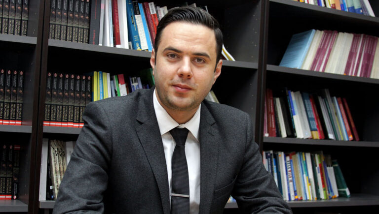 Dy shtëpi, një veturë Mercedes e kredi 36 mijë euro, kjo është pasuria e deklaruar e Lumir Abdixhikut