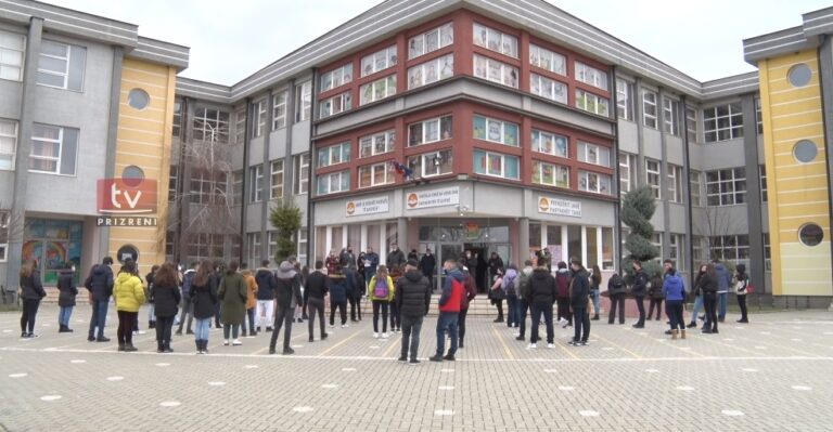 Dyfishohet numri i personelit arsimor të vaksinuar, gati për të filluar mësimin më 1 shtator