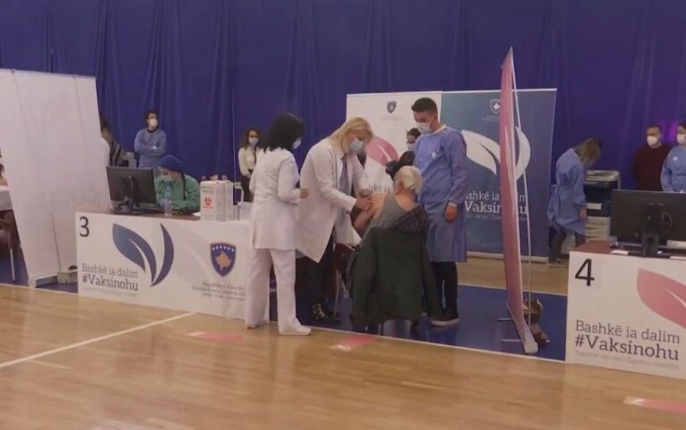 Afër 3 mijë punonjës shëndetësor të vaksinuar, MSh-ja thotë se të martën fillon vaksinimi i atyre në sektorin privat