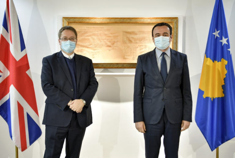 Ambasadori britanik i shkon në zyre Kurtit – Ia përmend raportet, por jo dialogun me Serbinë