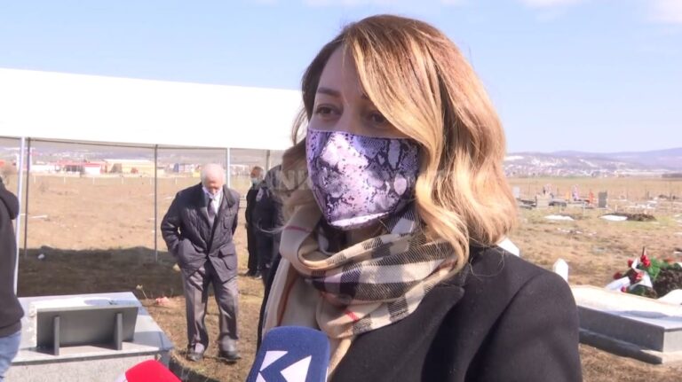 Adelina mes lotësh flet pas varrosjes së babait: Ka qenë krenaria jonë si familje (VIDEO)