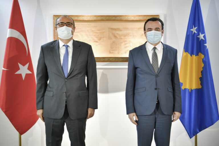 Kurti takon ambasadorin e Turqisë