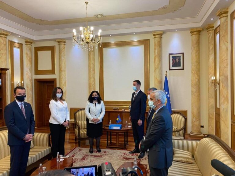 Osmani ia dorëzon detyrën Konjufcës