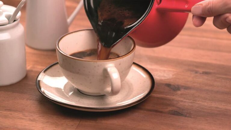 A e përdorni ujin e nxehtë kur e përgatisni çajin ose kafenë? Ekspertët thonë: Është një gabim i madh – mësoni pse!