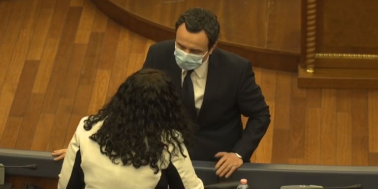 Albin Kurti mbërrin në Kuvend