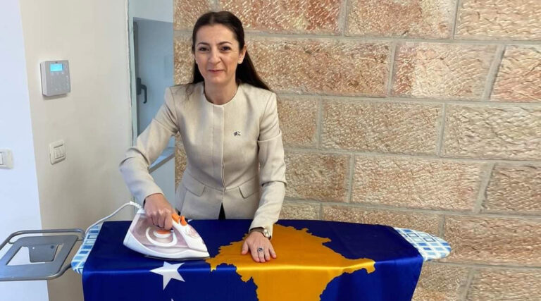FOTOLAJM: Demiri kujdeset për flamurin e Kosovës në Ambasadën në Jerusalem