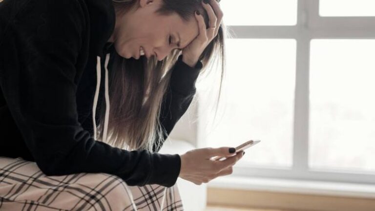 Qe se si ndikojnë grindjet në mediat sociale në psikikën tonë