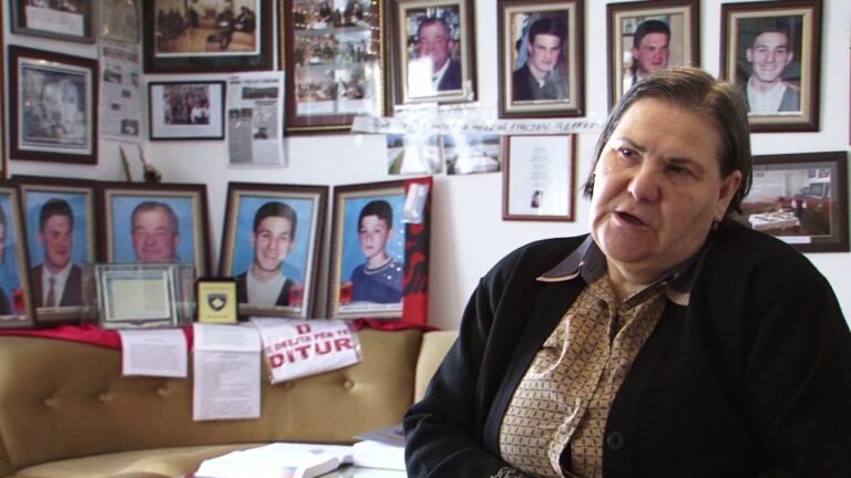 “Ishte një ditë e zezë për mu”- Ferdonije Qerkezi kujton kohën kur serbët ia morën burrin dhe katër djemtë