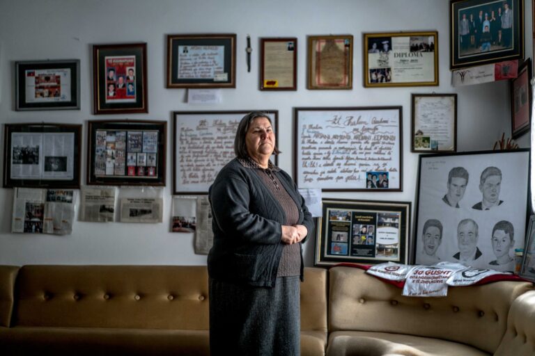 Nëna Ferdonije me rreshta pikëllues përkujton burrin dhe katër djemtë