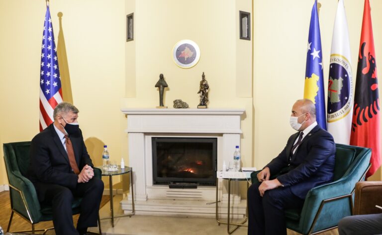 Haradinaj takohet me Kosnett, bisedojnë rreth zhvillimeve të fundit politike