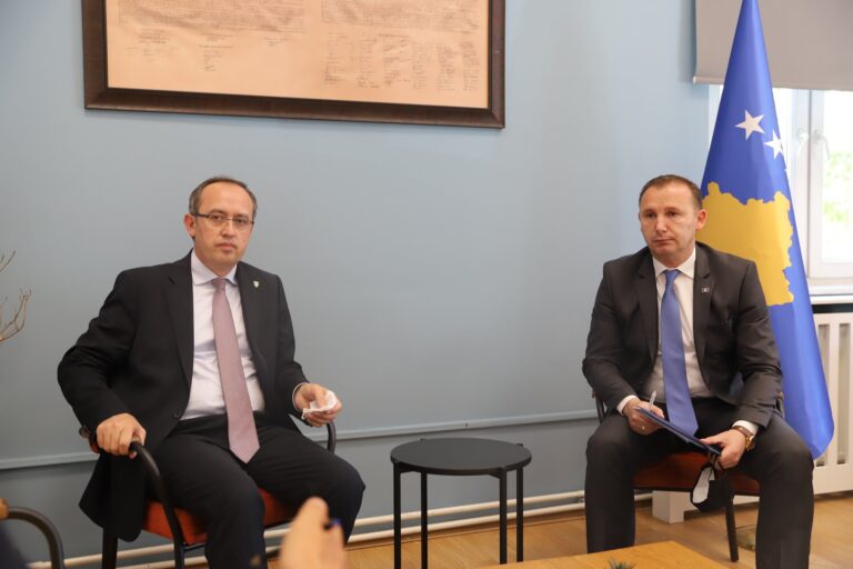 Data e radhës për vaksinat: Hoti e Zemaj thonë se vjen në mars, ndërkombëtarët në prill