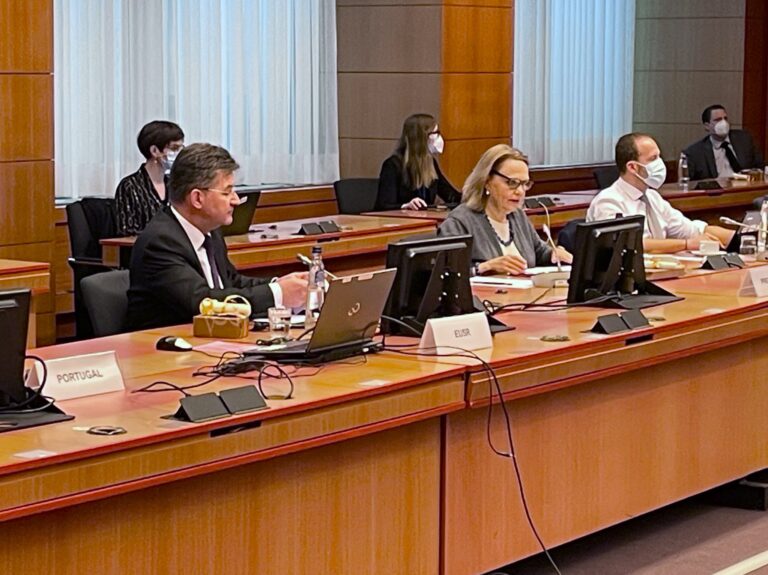 Lajçak informon ambasadorët e BE-së për vizitën në Prishtinë dhe Beograd