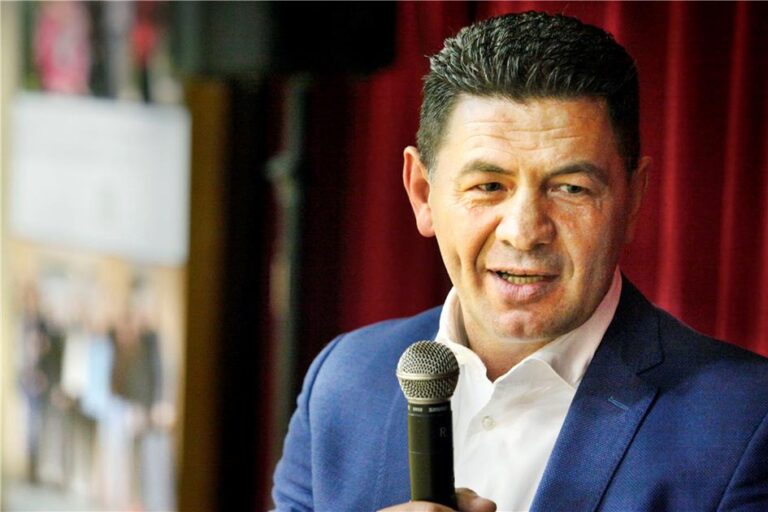 Luan Krasniqi e uron Albin Kurtin për detyrën e re