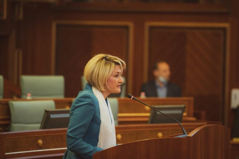 Mimoza Kusari-Lila, ushtruese e detyrës së Kryesuesit të Grupit Parlamentar të LVV