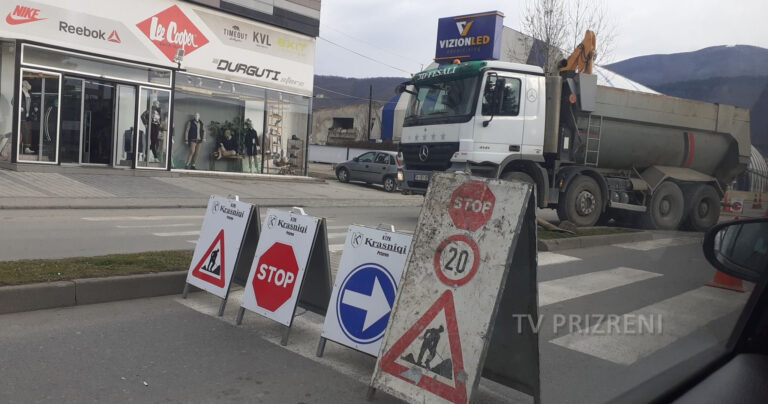 Kolona të gjata në rrugën “Tirana” shkaku i disa punimeve në rrugë
