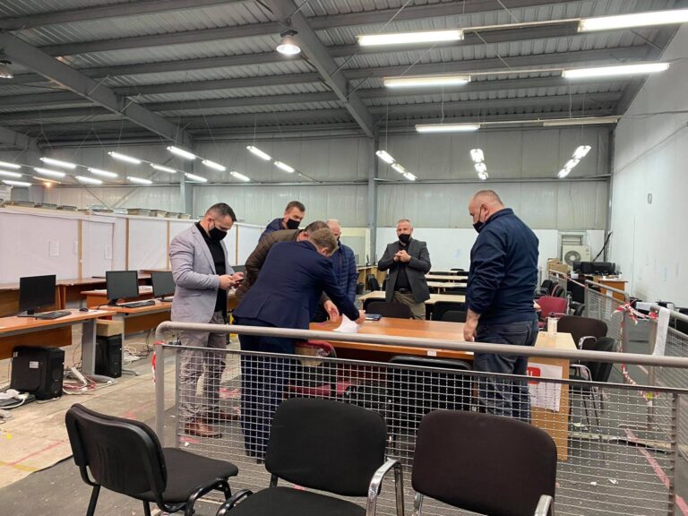 Prokuroria dhe hetuesit policorë prezent teksa rinumërohen votat e AAK-së