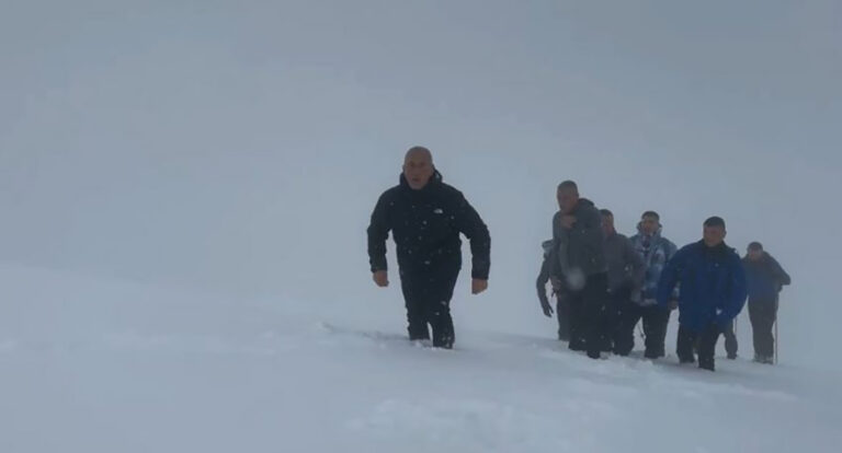 Haradinaj sfidon të ftohtin, bën 2 orë ecje për t’u ngjitur në Majën e Bistrës