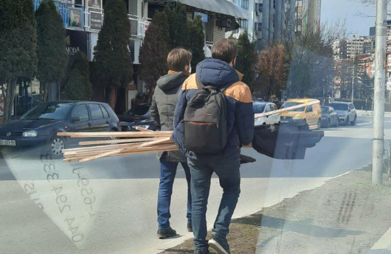 PSD sërish në aksion – vendos flamuj të zinj në kryeqytet