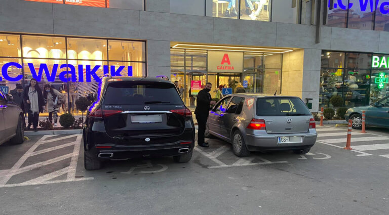 Shqetësimi i qytetarit: Vendi për personat me aftësi të kufizuar, bllokohet nga të tjerët