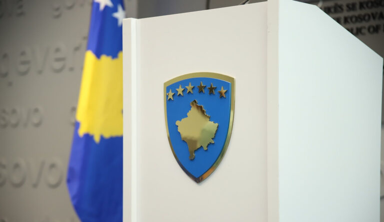 Ambasada e SHBA-ve kundërshton organizimet e qeverisë jashtë Kosovës: Paratë e taksapaguesve të shpenzohen këtu