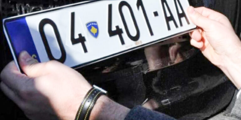 Qytetarët mund të mbesin pa targa të automjeteve nëse infektohen punëtorët