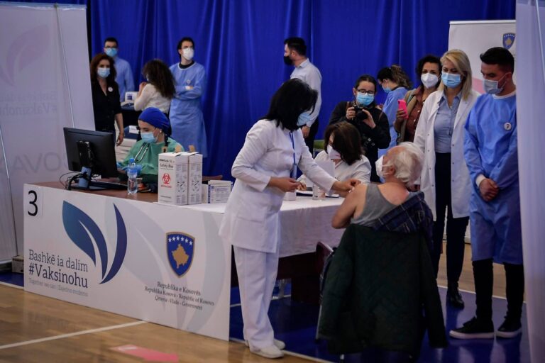 Rreth 300 punëtorë shëndetësorë janë vaksinuar sot