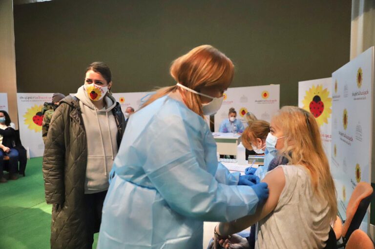Mjekja kosovare që u vaksinua në Shqipëri: Gjithcka shkoi në rregull dhe në mënyrë të organizuar!