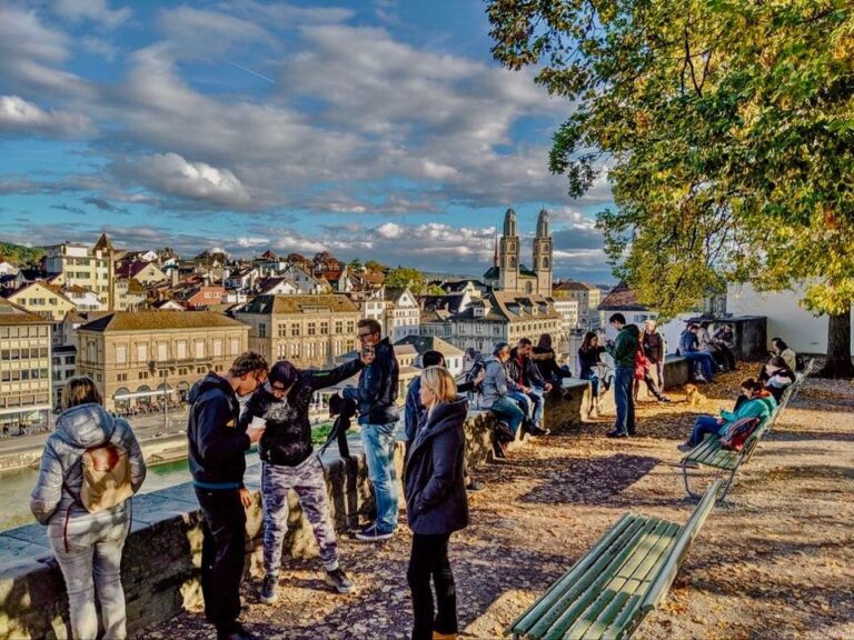 Vala e tretë Covid në Zvicër prek të rinjtë