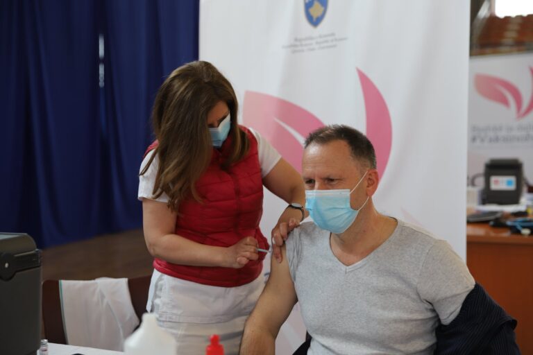 Mbi 5 mijë punëtorë shëndetësorë janë vaksinuar