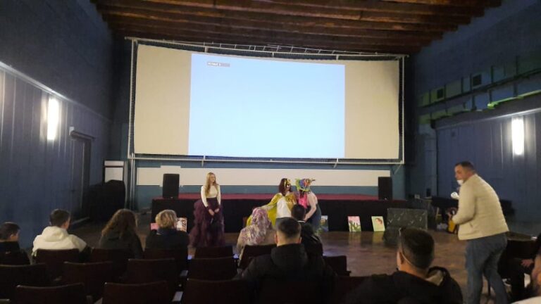 Në kuadër të aktivitetit ” Maratona e Artit”, u shfaq pjesa teatrale ” E bukura dhe bisha”