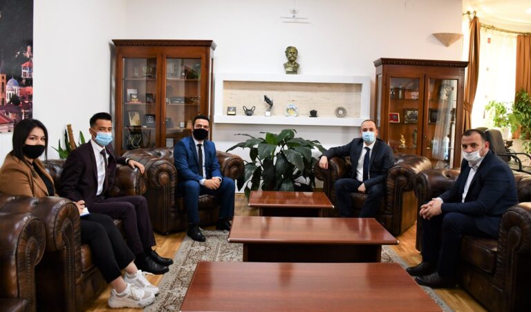 Mytaher Haskuka pret në takim zëvendësministrin e Kulturës, Sejnur Veshall dhe deputetin Erxhan Galushi