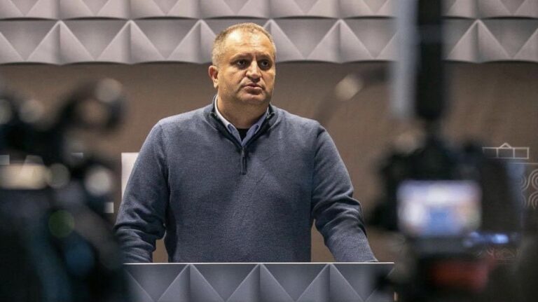 Shpend Ahmeti i reagon Albin Kurtit: 1000 raste në ditë me Covid, vaksina s’ka…, e zgjidhja na qenka ligji për zgjedhjet dhe zgjedhjet e reja