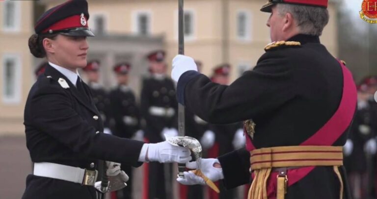 Pamje nga momenti kur kadetja e FSK-së nderohet me çmimin prestigjioz nga Akademia Ushtarake e Mbretërisë së Bashkuar