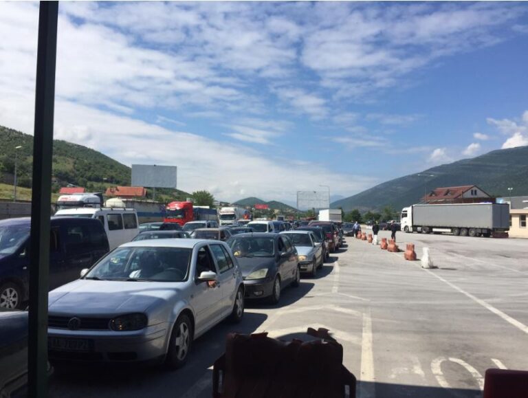 Rreth 30 mijë kosovarë shkuan në vikend në Shqipëri, paralajmërohet rritje e rasteve me COVID