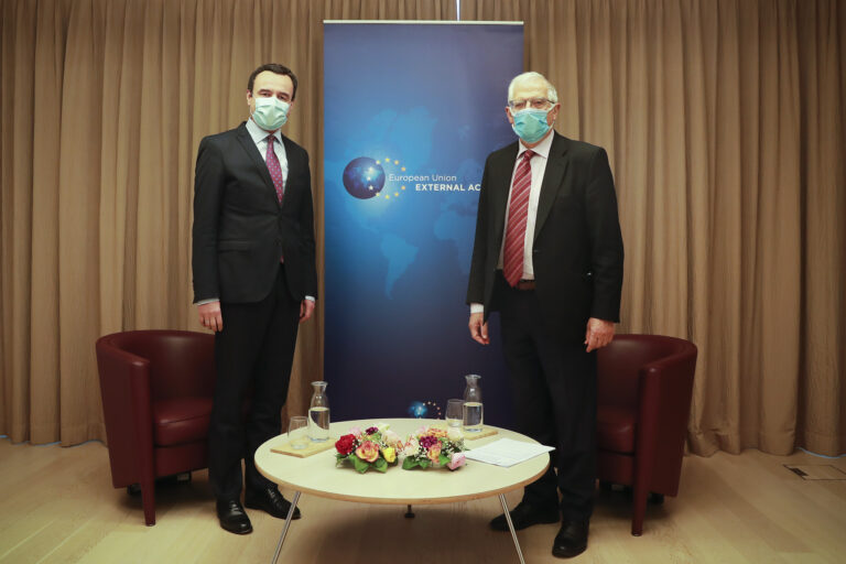 Kurti takohet me Borrellin, konfirmon pjesëmarrjen në darkën e liderëve të Ballkanit Perëndimor më 18 Maj