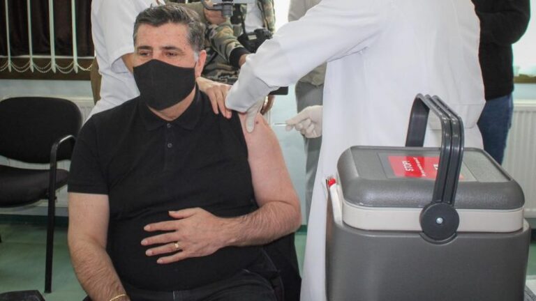 Lutfi Haziri merr vaksinën antiCOVID-19