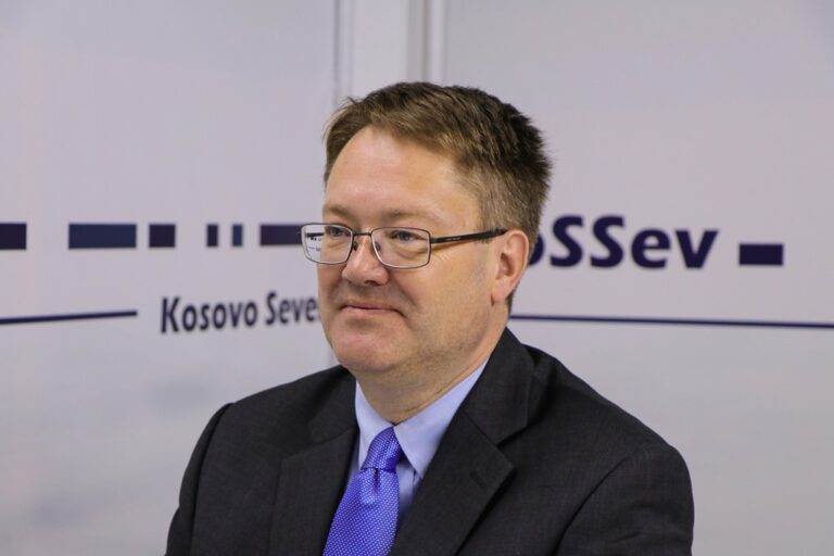 Ambasadori britanik iu kërkon deputetëve që të rrinë në sallë kur zgjedhet presidenti