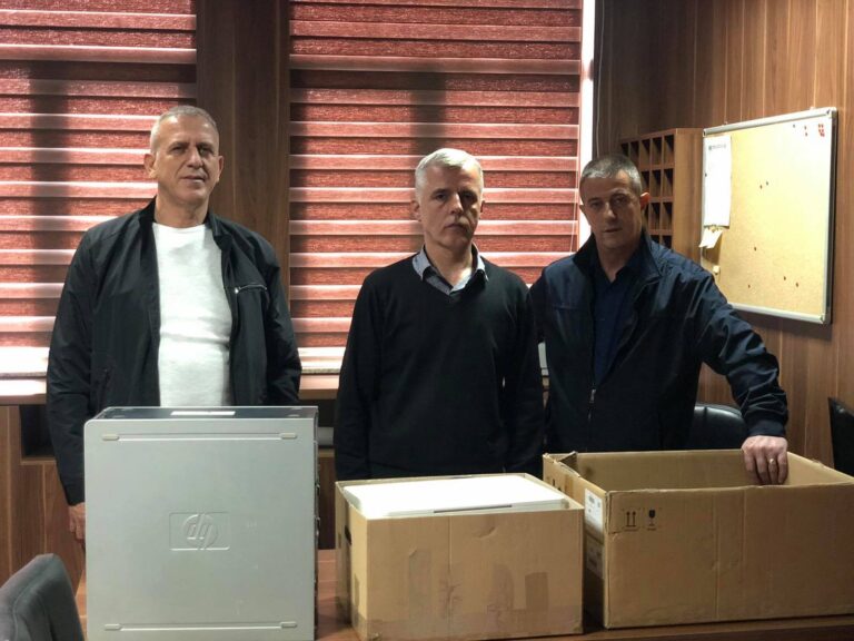 Specialja i kthen pajisjet e konfiskuara në operacionin në OVL-UÇK