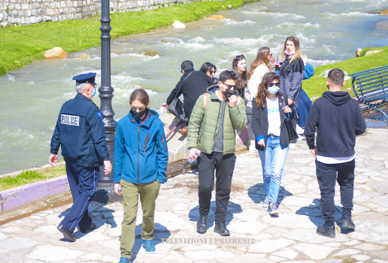 Për 24 orë policia shqiptoi 915 gjoba për mosrespektim të masave antiCOVD-19